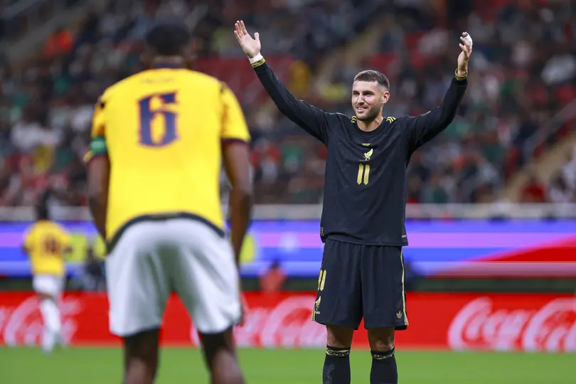 Santiafo Giménez disputando un partido ante Ecuador l MEXSPORT