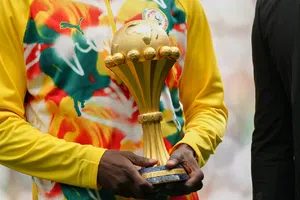 Senegal presume trofeo de la Copa Africana de Naciones previo a un amistoso