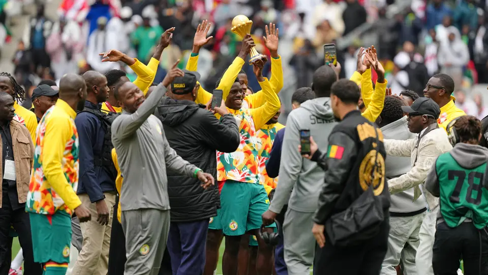 Senegal mostrando el Trofeo de la Copa Africana de Naciones | AP