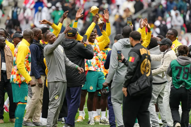 Senegal mostrando el Trofeo de la Copa Africana de Naciones | AP