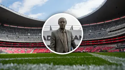 José Ramón Fernández presume "su estatua" en el Estadio Banorte