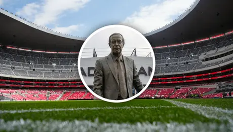 José Ramón Fernández presume "su estatua" en el Estadio Banorte