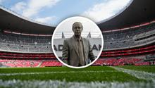 José Ramón Fernández presume "su estatua" en el Estadio Banorte