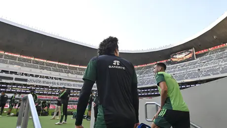 Memo Ochoa vuelve al Azteca y se lleva la mayor ovación de la afición