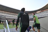 Memo Ochoa vuelve al Azteca y se lleva la mayor ovación de la afición