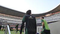 Memo Ochoa vuelve al Azteca y se lleva la mayor ovación de la afición
