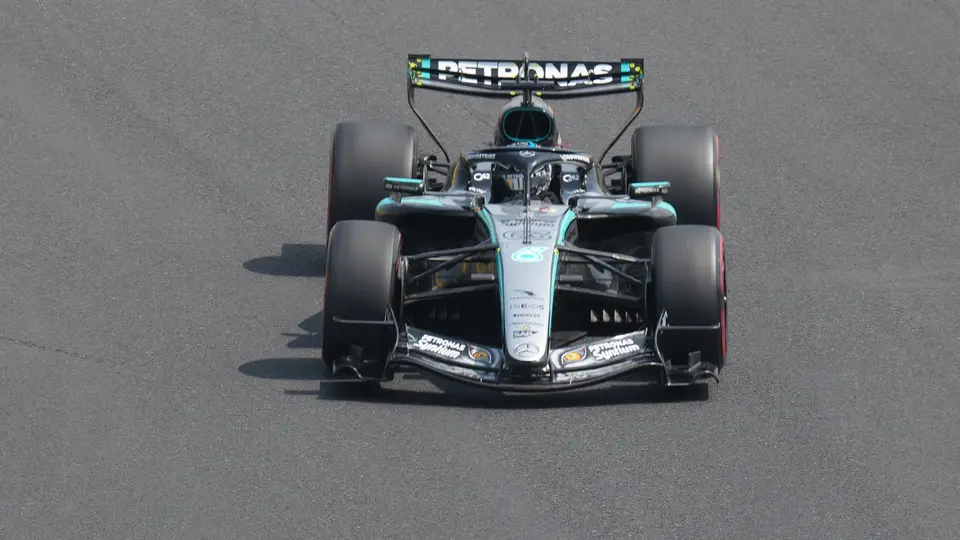 George Russell, piloto de Mercedes, abordo del W17 | AP