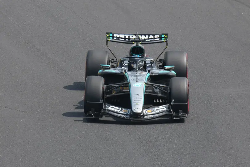 George Russell, piloto de Mercedes, abordo del W17 | AP