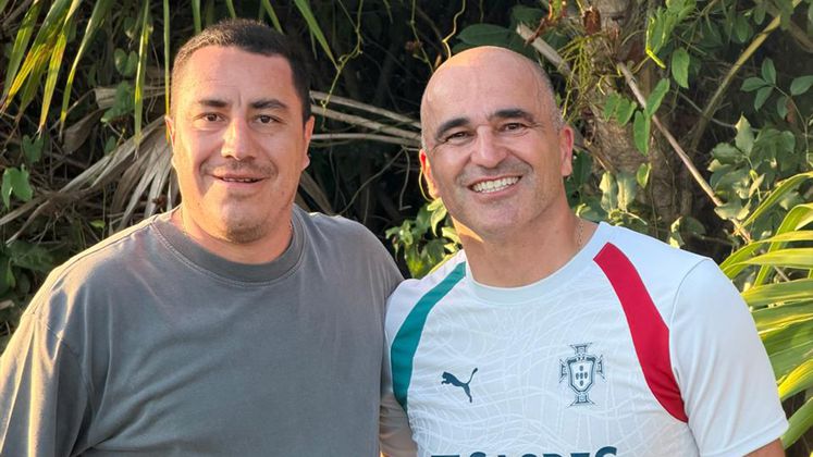 Efraín Juárez visita a Roberto Martínez, entrenador de Portugal