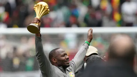 Pape Thiaw con la Copa de Naciones de CAF l AP