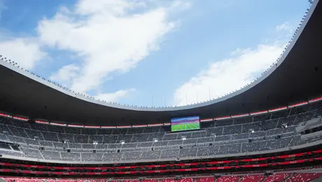 ¡Quítate! Afición estalla contra Rafa Puente en la reinauguración del Estadio Azteca