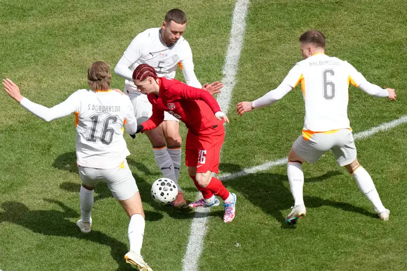 Marcelo Flores peleando un balón entre jugadores de Islandia l AP