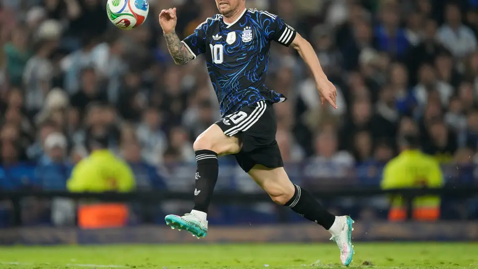 Messi corriendo tras el balón l AP