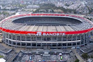 Lonas de la fachada del Estadio Banorte se desprenden tras remodelación