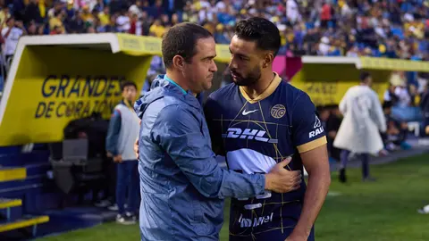 Jardine con Nathan Silva, defensa de Pumas I MEXSPORT