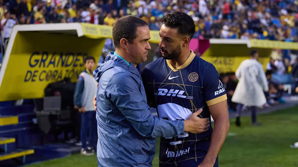 Jardine con Nathan Silva, defensa de Pumas I MEXSPORT