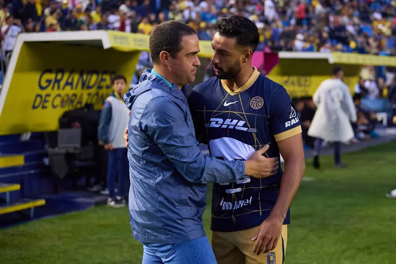 Jardine con Nathan Silva, defensa de Pumas I MEXSPORT