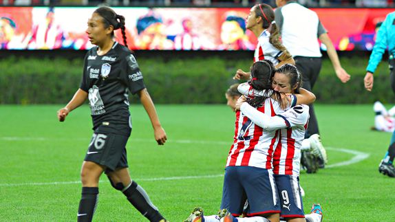 Jugadoras de Chivas celebran en la Final contra Pachuca en el Apertura 2027 de la Liga MX Femenil | IMAGO 7