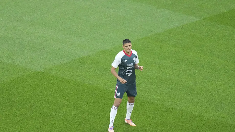 Guillermo Martínez en calentamiento con la Selección Mexicana | IMAGO 7