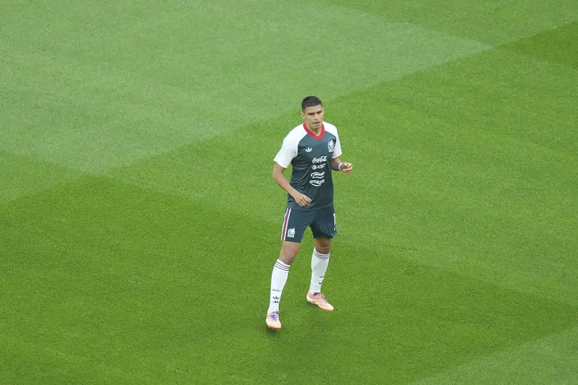 Guillermo Martínez en calentamiento con la Selección Mexicana | IMAGO 7