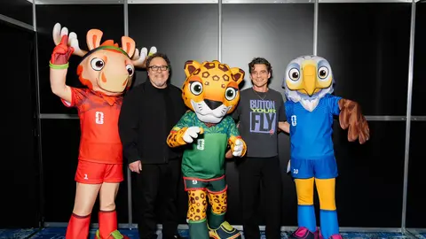 Jon Favreau y Pedro Pascal con las mascotas de la Copa del Mundo 2026 | FIFA