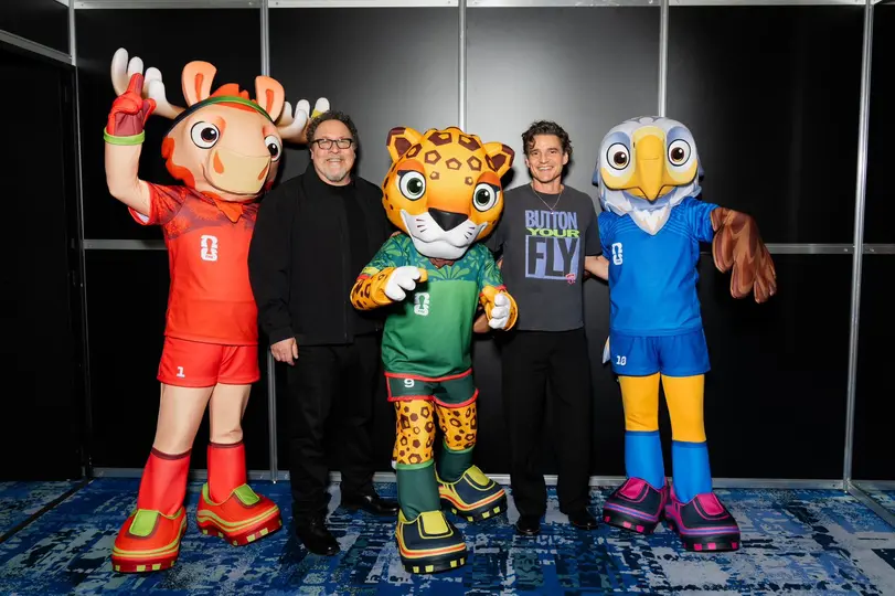 Jon Favreau y Pedro Pascal con las mascotas de la Copa del Mundo 2026 | FIFA