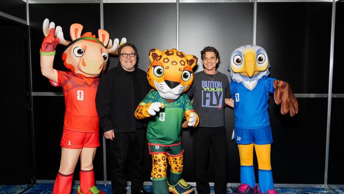 Jon Favreau y Pedro Pascal con las mascotas de la Copa del Mundo 2026 | FIFA