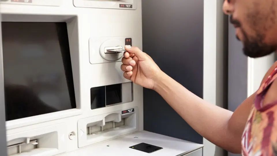 Los usuarios podrán retirar dinero desde su celular, eliminando la necesidad de portar tarjetas / FREEPIK