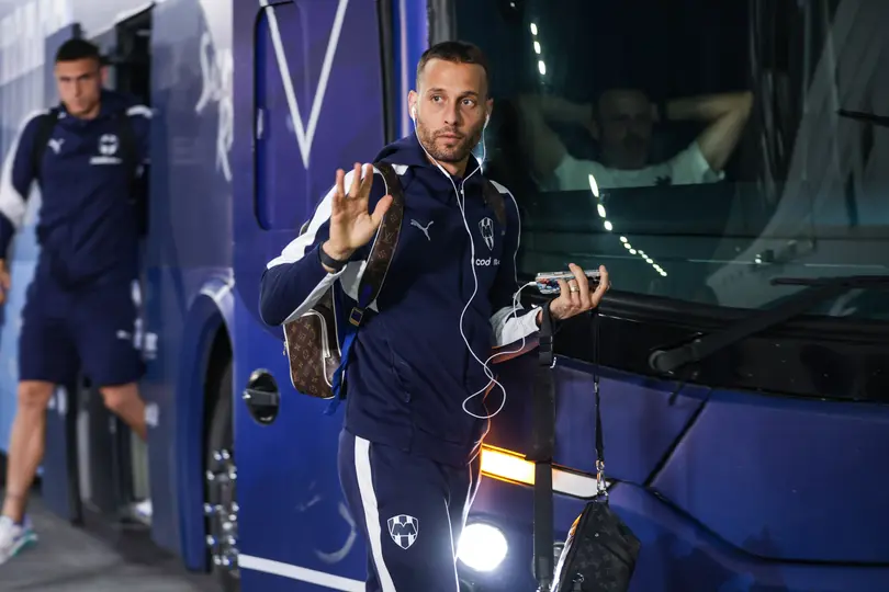 Sergio Canales en la llegada de Rayados de Monterrey a un partido de Liga MX | IMAGO 7