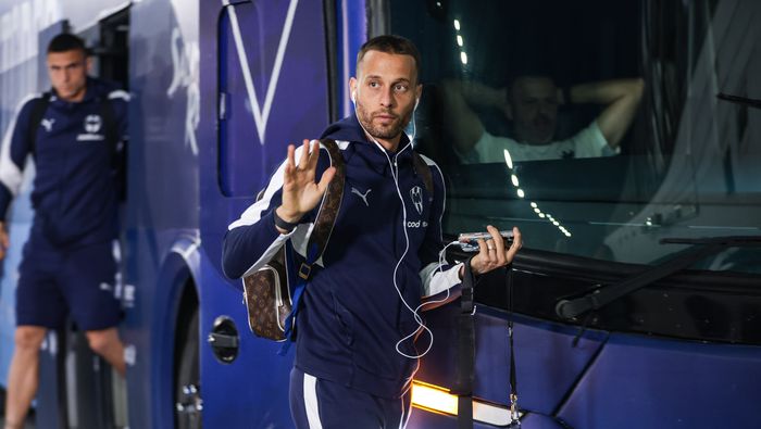 Sergio Canales en la llegada de Rayados de Monterrey a un partido de Liga MX | IMAGO 7