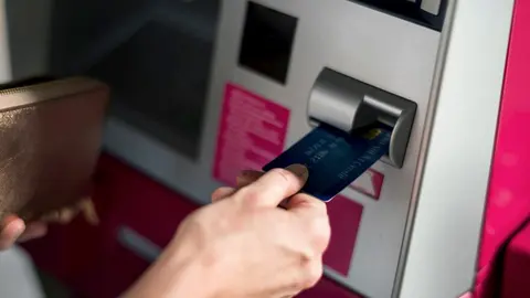 El dinero en efectivo no desaparece, pero habrá una nueva modalidad para retirarlo de los cajeros / FREEPIK
