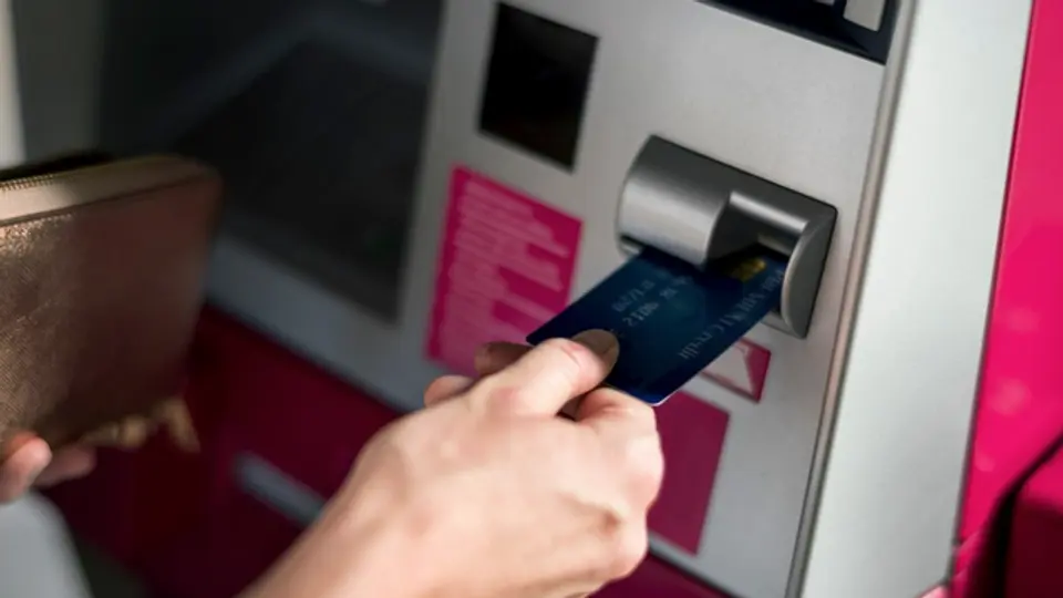 El dinero en efectivo no desaparece, pero habrá una nueva modalidad para retirarlo de los cajeros / FREEPIK
