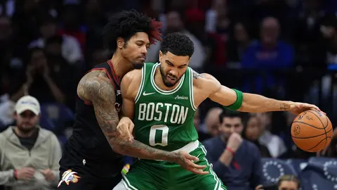 Jayson Tatum de los Celtics disputando un balón ante Kelly Oubre | AP