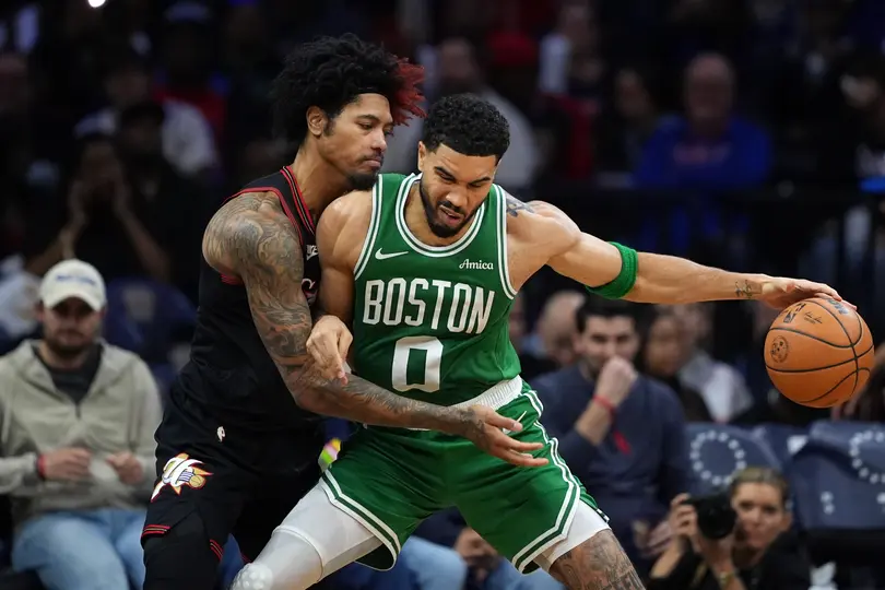 Jayson Tatum de los Celtics disputando un balón ante Kelly Oubre | AP