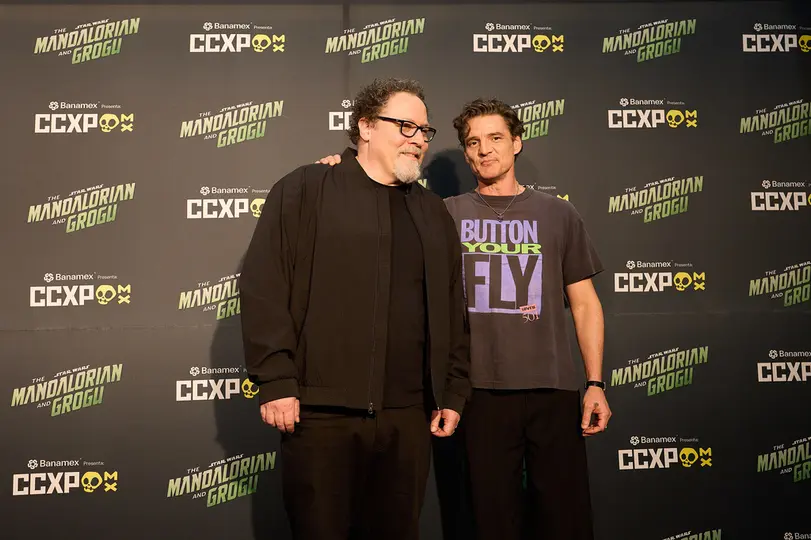 Jon Favreau y Pedro Pascal en la CCXP en Ciudad de México | AP