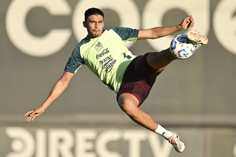Guillermo Martínez en entrenamiento con la Selección Mexicana | IMAGO 7