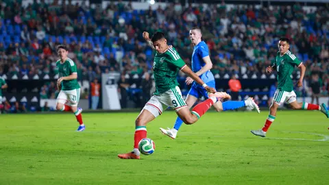 Guillermo Martínez en partido con la Selección Mexicana | IMAGO 7