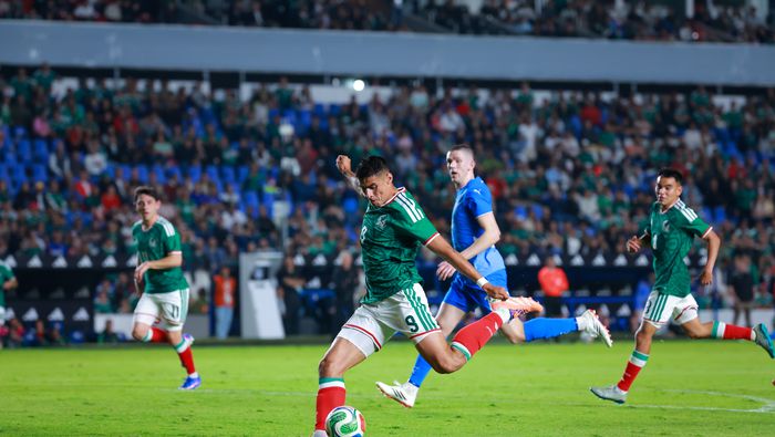 Guillermo Martínez en partido con la Selección Mexicana | IMAGO 7