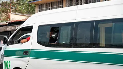 VIDEO: Pasajeros escapan de asalto en combi de Chalco en medio de momentos de pánico