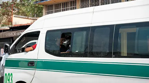 VIDEO: Pasajeros escapan de asalto en combi de Chalco en medio de momentos de pánico