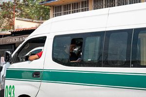 VIDEO: Pasajeros escapan de asalto en combi de Chalco en medio de momentos de pánico