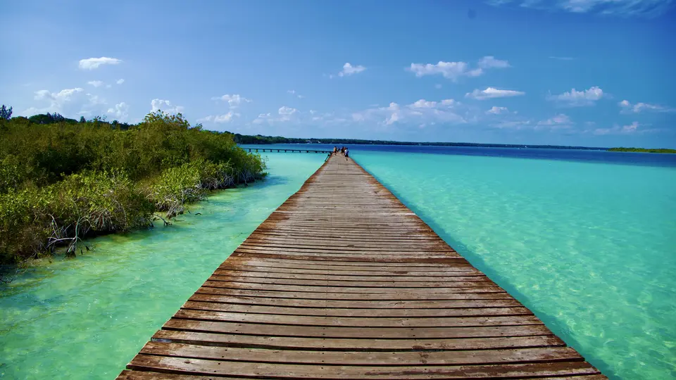 Bacalar: El susurro turquesa de la historia y la naturaleza