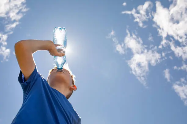 Niños y adultos mayores son los más vulnerables ante altas temperaturas. / iStock