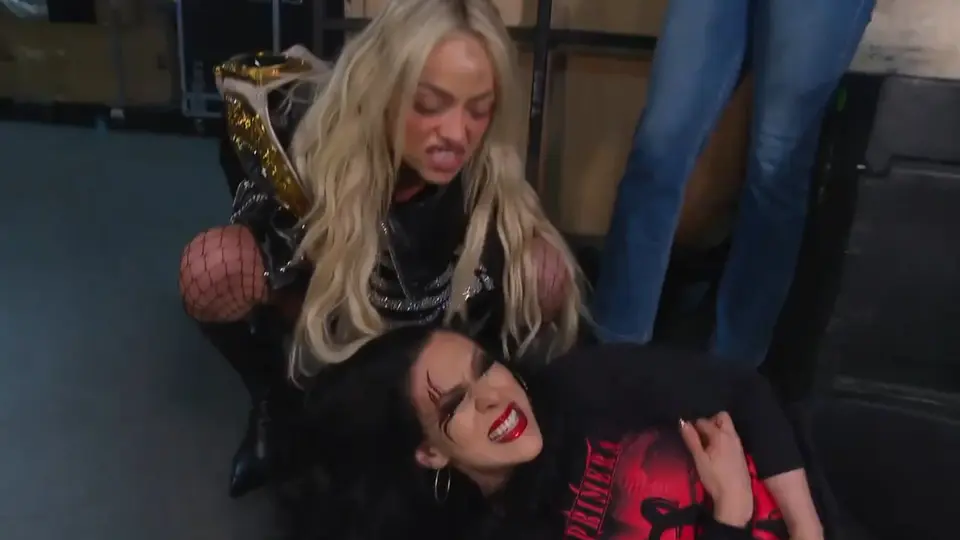 ¡Continúa la rivalidad! Liv Morgan junto a The Judgement Day propinan paliza a Stephanie Vaquer en Raw
