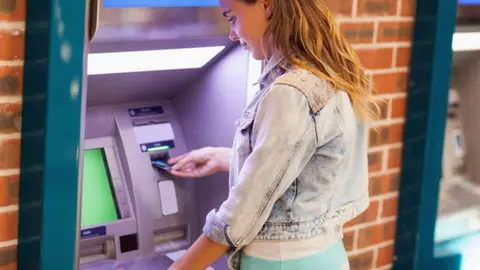 La incorporación de NFC en los cajeros automáticos representa un paso importante hacia el modelo “contactless” / FREEPIK