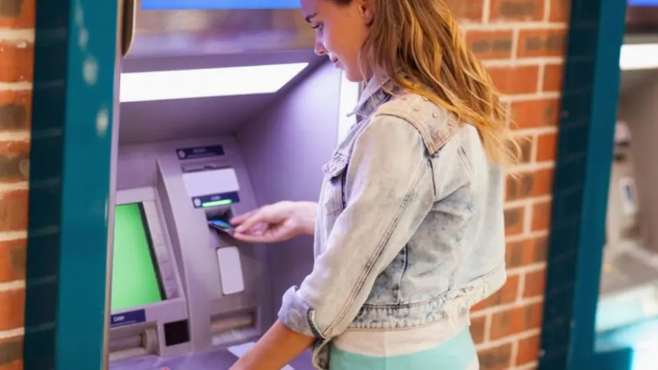 La incorporación de NFC en los cajeros automáticos representa un paso importante hacia el modelo “contactless” / FREEPIK