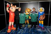 Jon Favreau y Pedro Pascal con las mascotas de la Copa del Mundo 2026 | FIFA