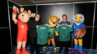 Jon Favreau y Pedro Pascal con las mascotas de la Copa del Mundo 2026 | FIFA