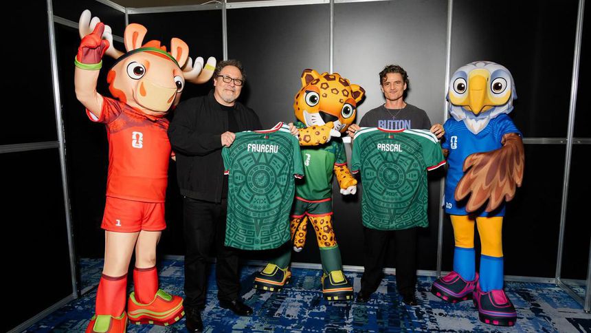 Jon Favreau y Pedro Pascal con las mascotas de la Copa del Mundo 2026 | FIFA