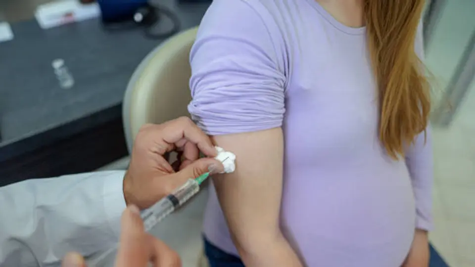 Mujeres embarazadas pueden recibir la vacuna gratis, sin necesidad de ser derechohabientes./ Pixabay